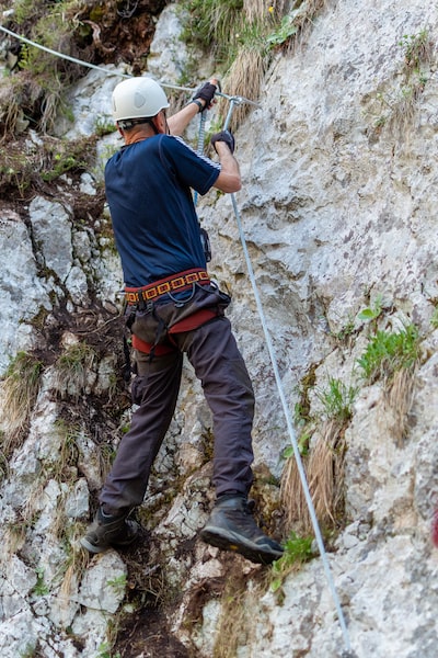 Homme qui se sécurise sur une via ferrât