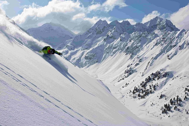 Skieur dans la poudreuse