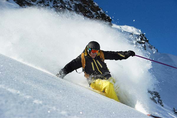 Skieur qui descend les pistes