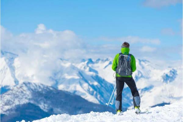 Panorama montagne avec un skieur