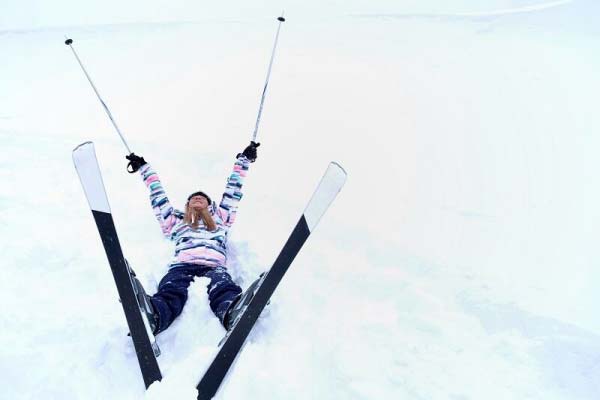 Skieuse dans la poudreuse